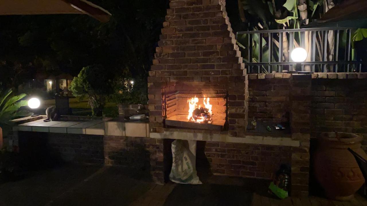 Safari Club Guest Lodge Or Tambo International Airport Kempton Park Bagian luar foto