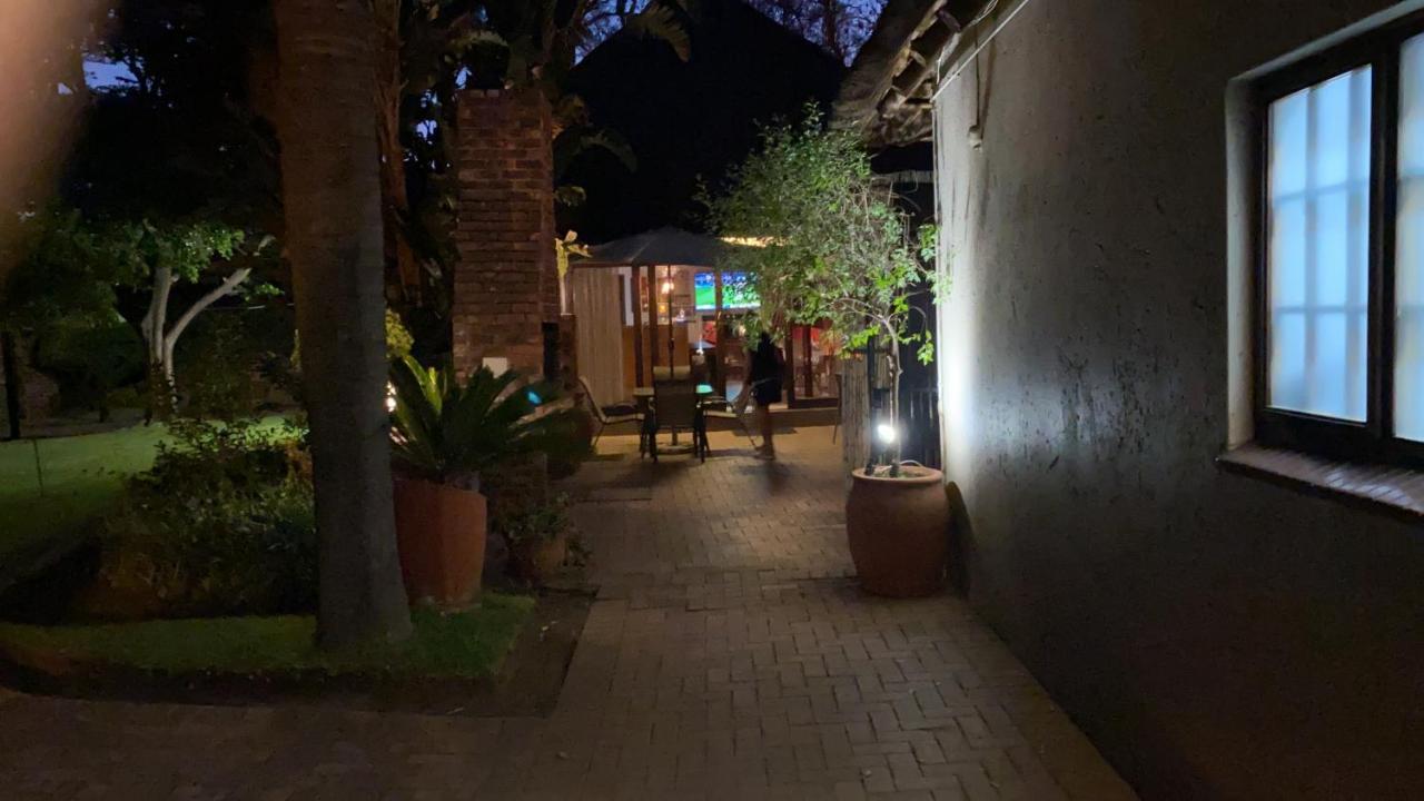Safari Club Guest Lodge Or Tambo International Airport Kempton Park Bagian luar foto
