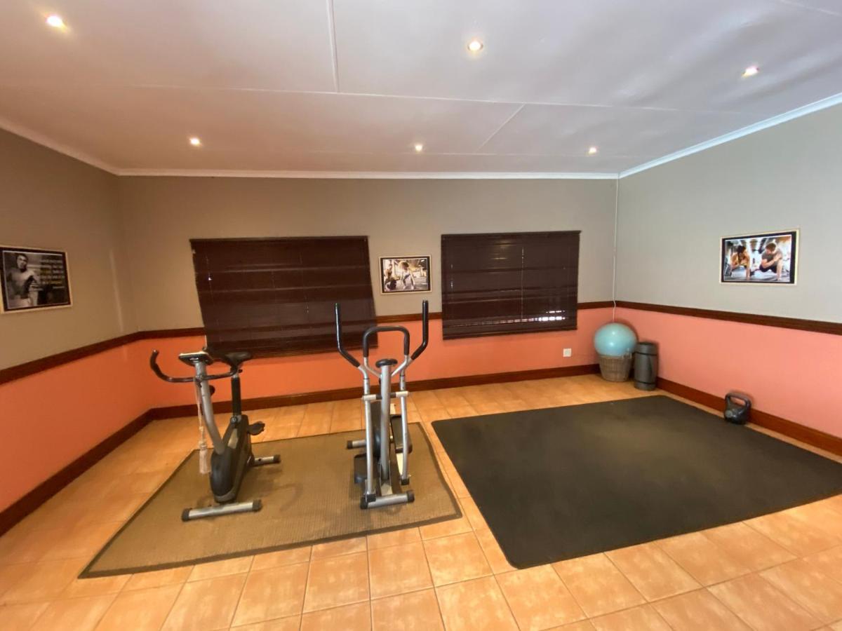 Safari Club Guest Lodge Or Tambo International Airport Kempton Park Bagian luar foto