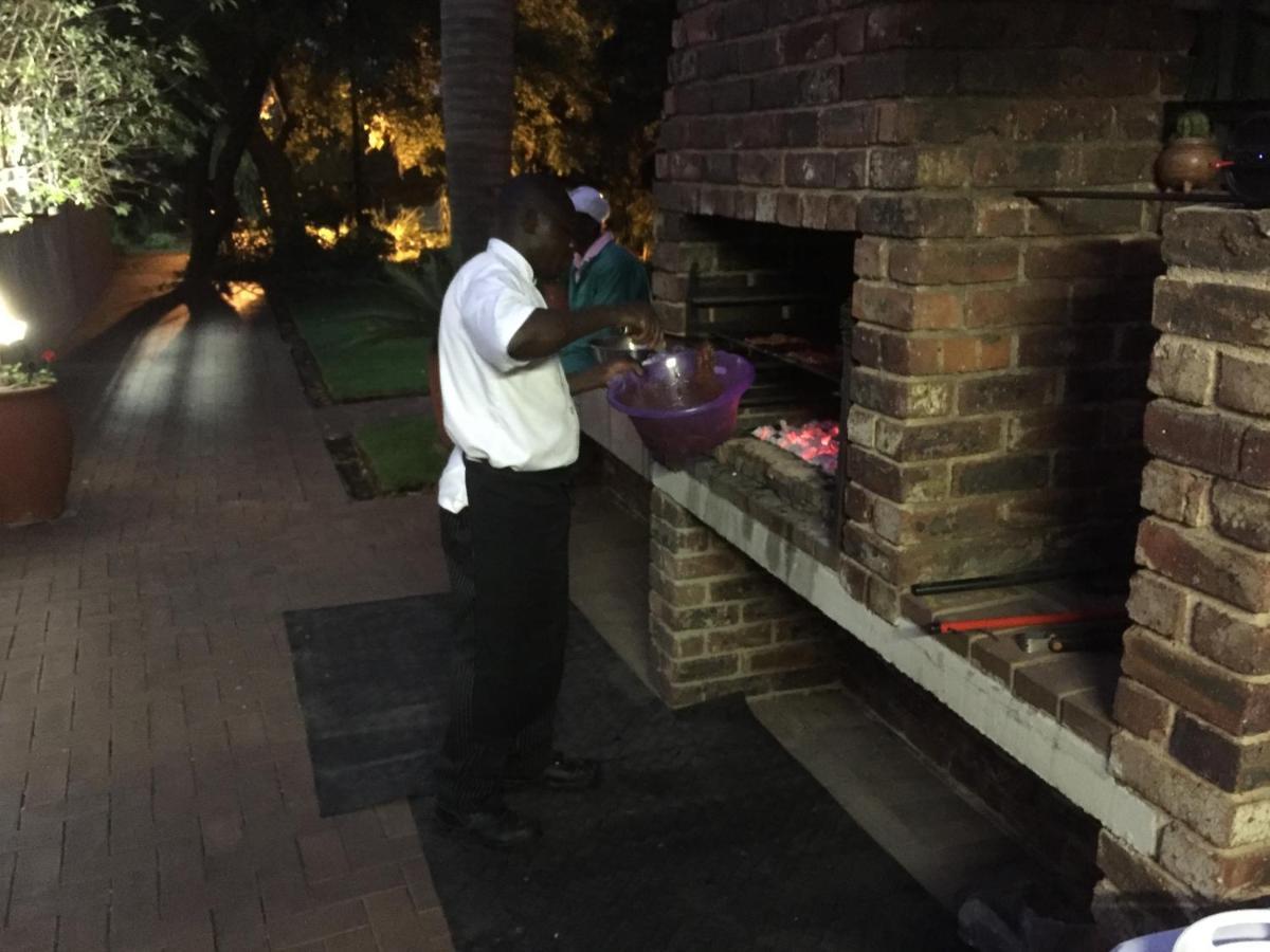 Safari Club Guest Lodge Or Tambo International Airport Kempton Park Bagian luar foto