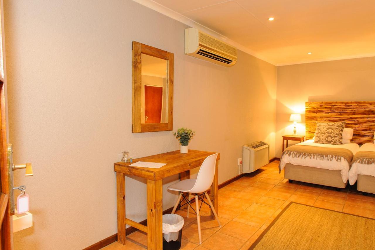 Safari Club Guest Lodge Or Tambo International Airport Kempton Park Bagian luar foto