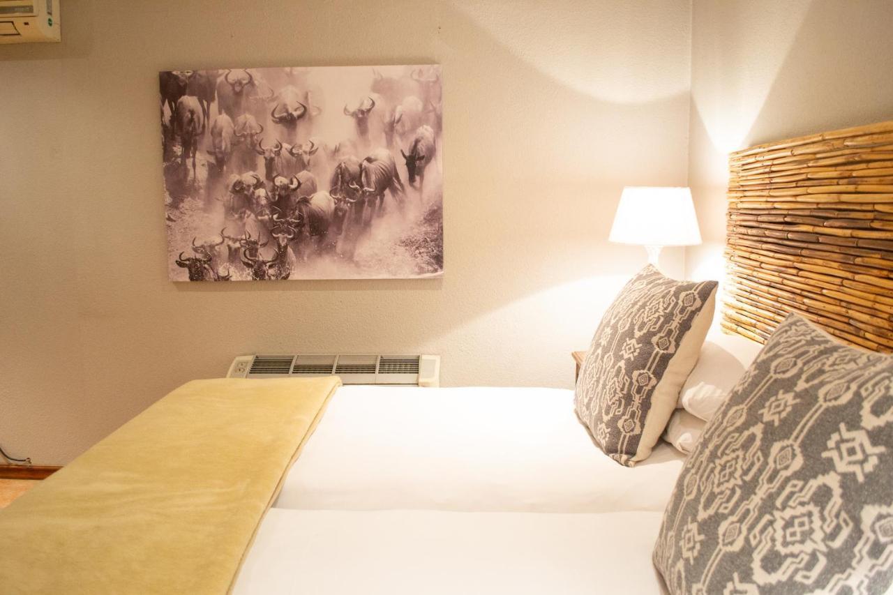 Safari Club Guest Lodge Or Tambo International Airport Kempton Park Bagian luar foto
