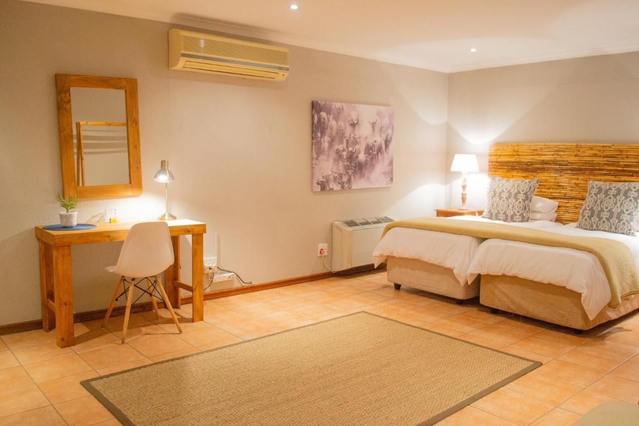 Safari Club Guest Lodge Or Tambo International Airport Kempton Park Bagian luar foto
