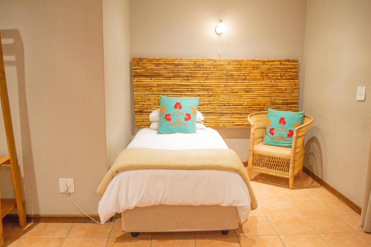 Safari Club Guest Lodge Or Tambo International Airport Kempton Park Bagian luar foto
