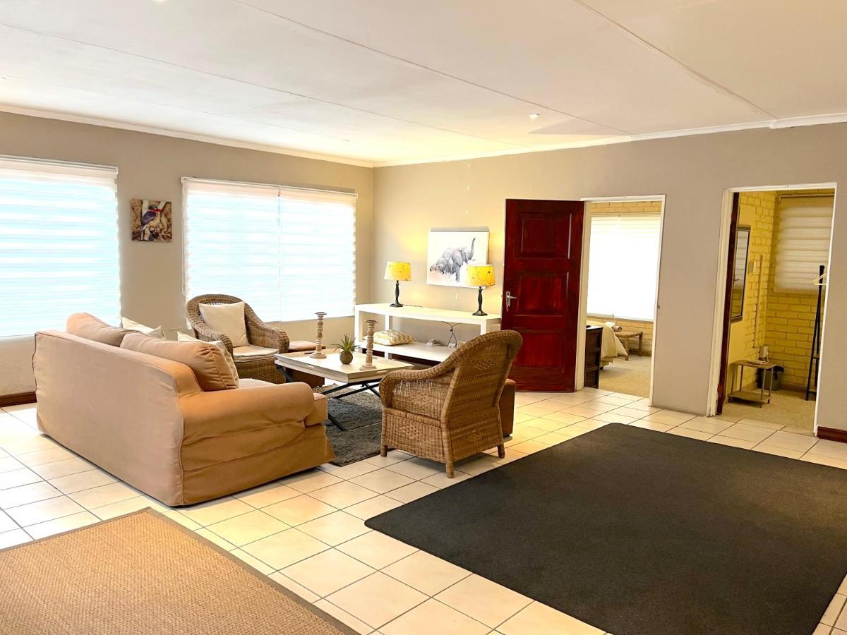 Safari Club Guest Lodge Or Tambo International Airport Kempton Park Bagian luar foto