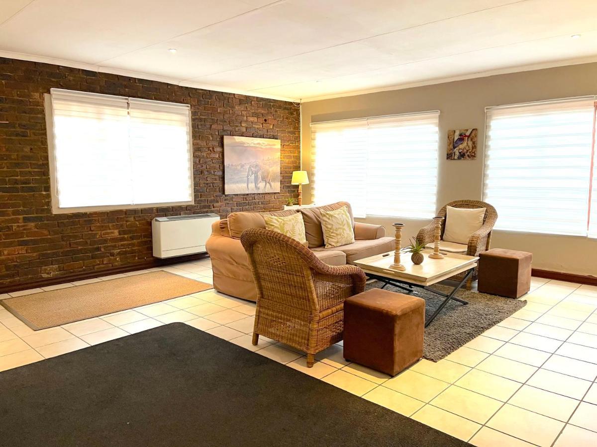 Safari Club Guest Lodge Or Tambo International Airport Kempton Park Bagian luar foto