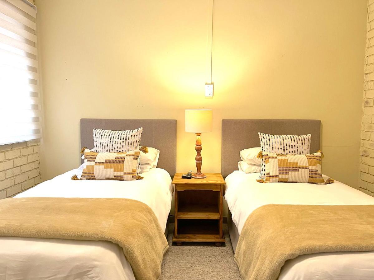 Safari Club Guest Lodge Or Tambo International Airport Kempton Park Bagian luar foto