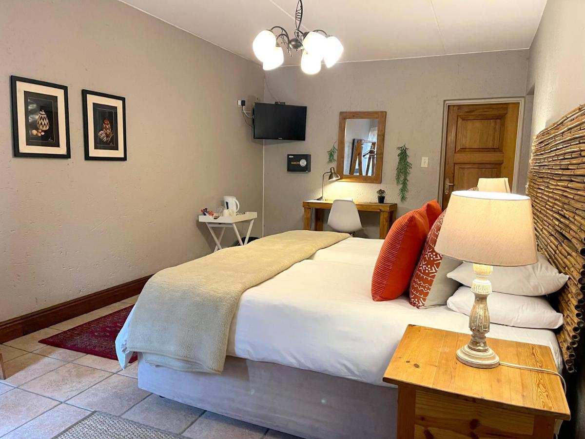 Safari Club Guest Lodge Or Tambo International Airport Kempton Park Bagian luar foto