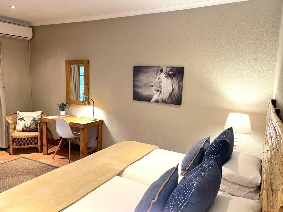 Safari Club Guest Lodge Or Tambo International Airport Kempton Park Bagian luar foto
