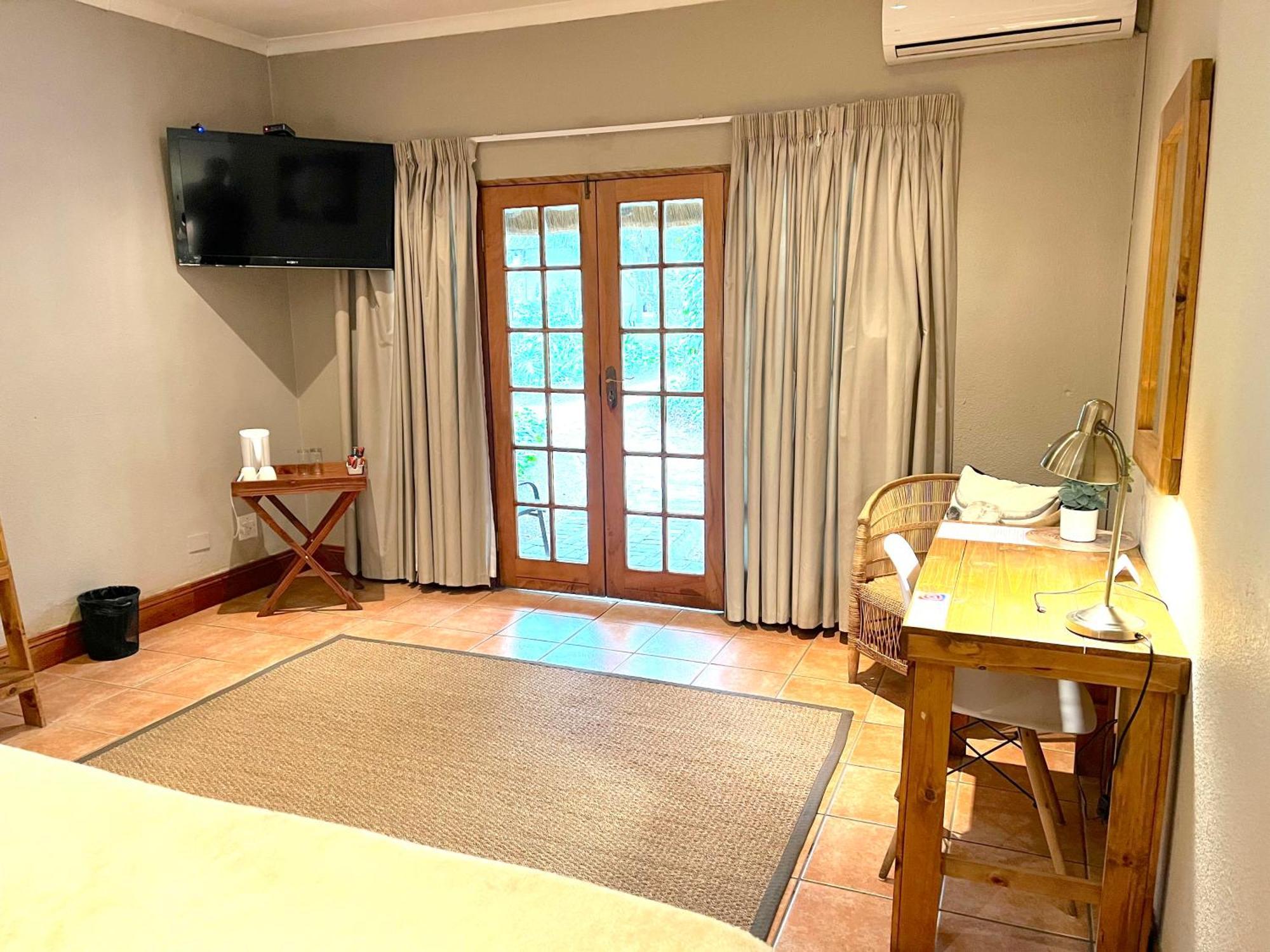 Safari Club Guest Lodge Or Tambo International Airport Kempton Park Bagian luar foto