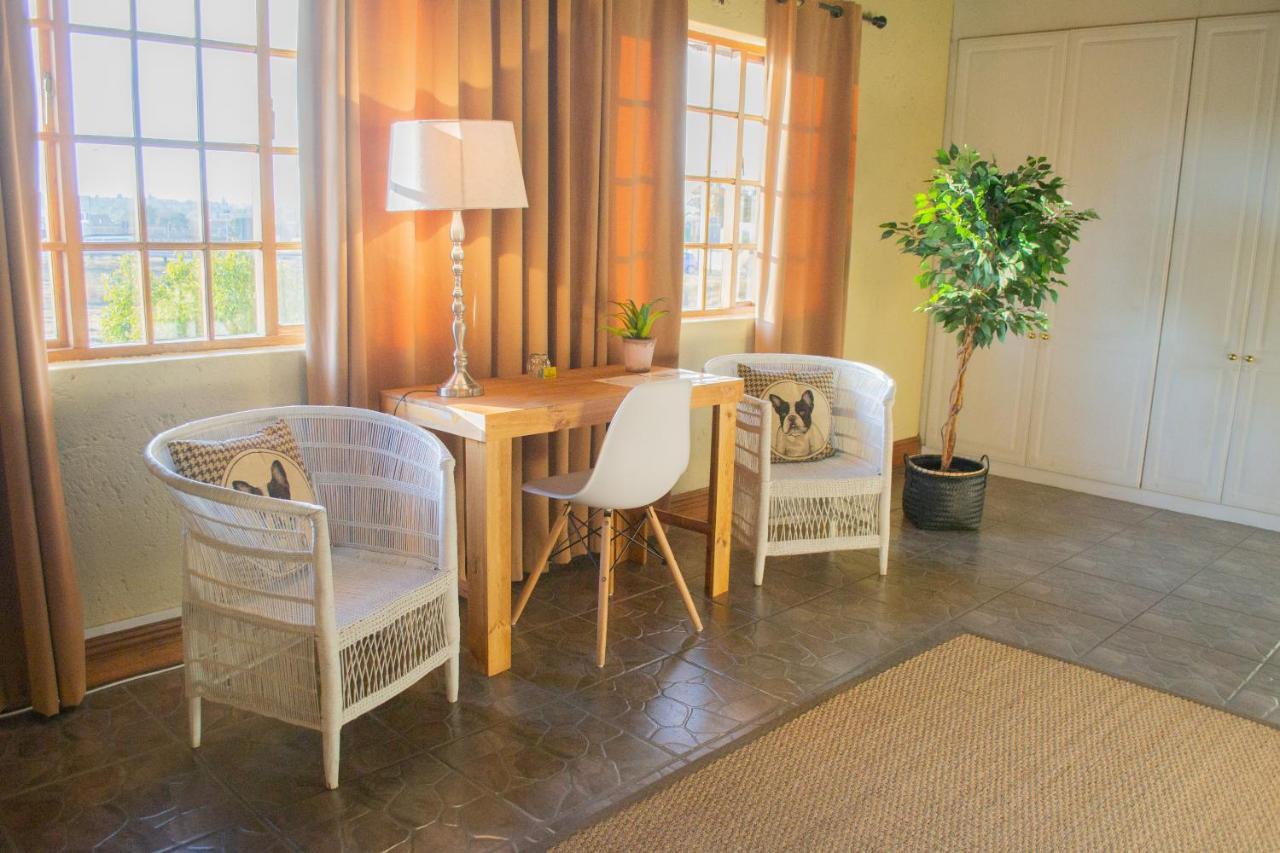 Safari Club Guest Lodge Or Tambo International Airport Kempton Park Bagian luar foto